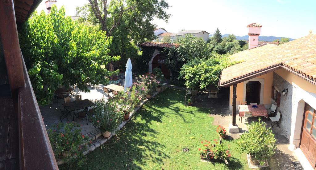Guesthouse Domacija Sajna Sezana ภายนอก รูปภาพ