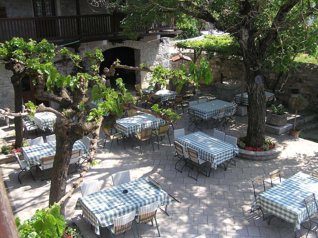 Guesthouse Domacija Sajna Sezana ภายนอก รูปภาพ