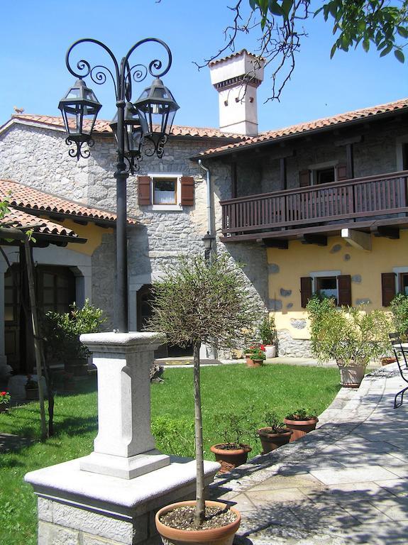 Guesthouse Domacija Sajna Sezana ภายนอก รูปภาพ